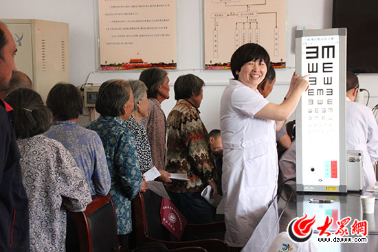 现场对白内障等眼疾进行筛查 现场对白内障等眼疾进行筛查