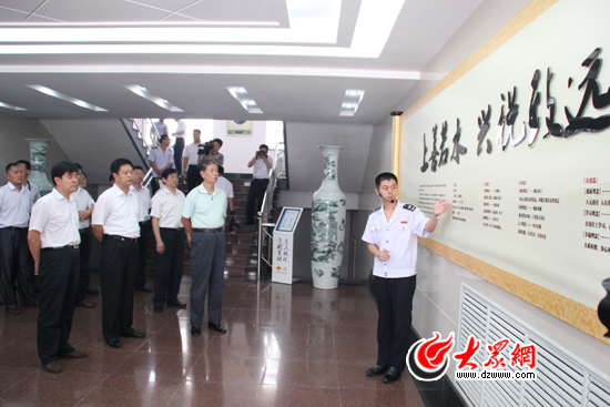 章丘地税工作人员向大家介绍“上善若水 兴税致远”文化内涵