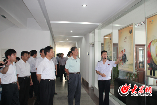 地税工作人员向大家介绍章丘地税文化建设之“五心”品格