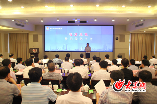 青岛地税的工作人员向大家演示“智慧地税”管理指挥平台